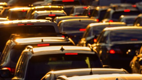 xr:d:DAE6-7f15Js:304,j:1642932851,t:23010917 Cars in traffic.